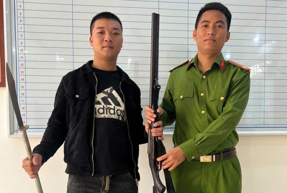 Công an xã Tiên Lãng: Vận động nhân dân tự nguyện giao nộp  05 vũ khí thô sơ